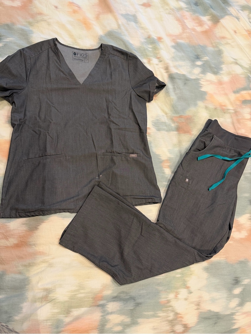 FIGS Women’s Scrub Set